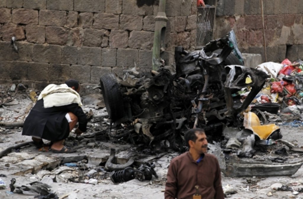 Bei einem Autobombenanschlag auf eine vor allem von Huthis besuchte Moschee in Sanaa im Jemen kamen drei Menschen ums Leben, mindestens zwölf wurden verletzt. Die Terrormiliz Islamischer Staat (IS) bekannte sich zu dem Anschlag. Foto: EPA