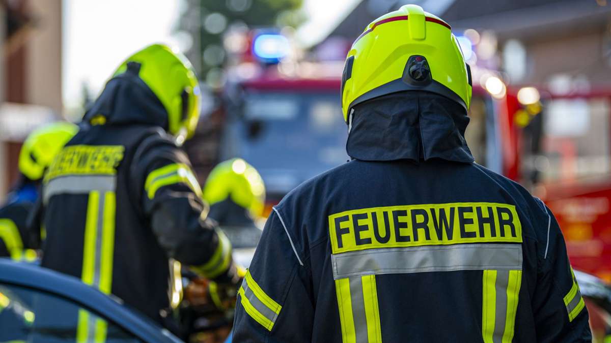 Brand in Kornwestheim: 15 Meter hohe Flammen aus Mülltonnen