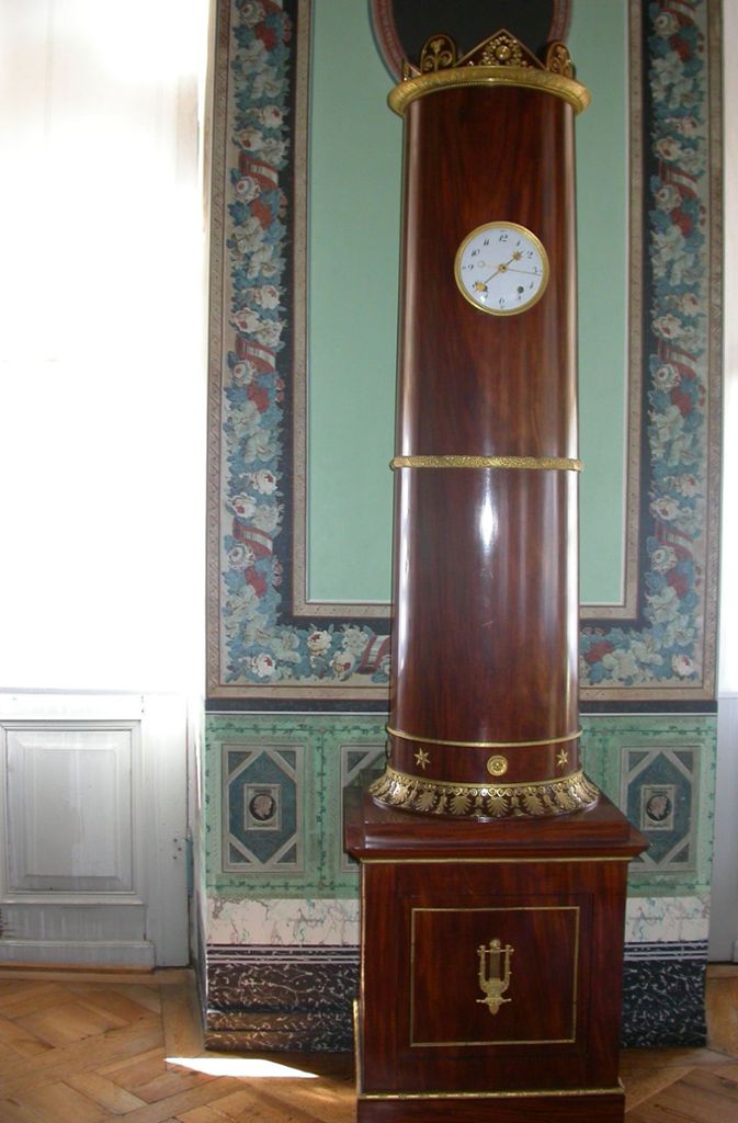 Diese Boden-Standuhr mit Musikwerk soll konserviert werden. Die Uhr wurde 1809 von dem Hof-Ebenisten Johannes Klinckerfuss nach einem Entwurf des Hofarchitekten Nikolaus von Thouret ausgeführt.