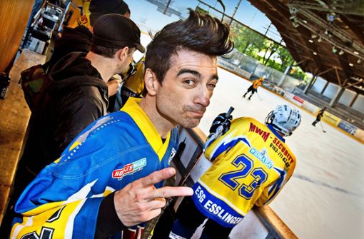 Nicht einmal der Eishockey-Helm konnte der Frisur von Justin Sane, dem Sänger und Leadgitarristen von Anti-Flag, etwas anhaben. Foto: Horst Rudel