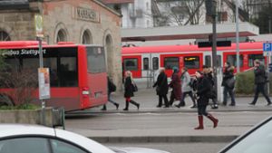 Pendler wünschen sich einen nahtlosen Übergang zwischen Bus und Bahn. Foto: Oliver von Schaewen