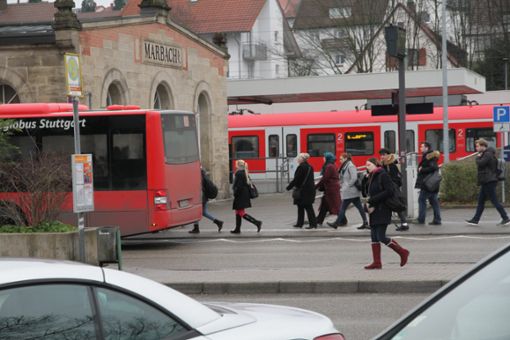 Pendler wünschen sich einen nahtlosen Übergang zwischen Bus und Bahn. Foto: Oliver von Schaewen