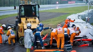 Das völlig zerstörte Auto von Formel-1-Pilot Jules Bianchi unter dem Bergungskran – hätte der Unfall verhindert werden können? Foto: HIROSHI YAMAMURA
