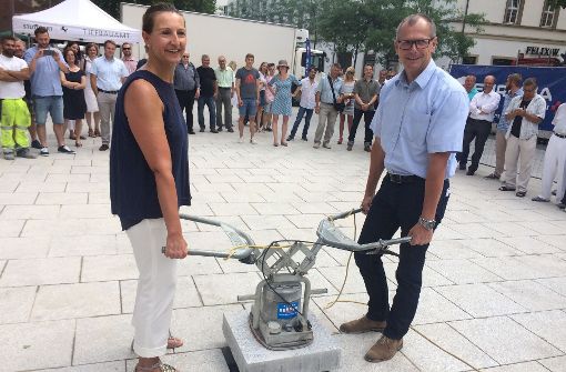 City-Managerin Bettina Fuchs und Technikbürgermeister Dirk Thürnau verlegen den letzten Stein des Platzes. Foto: Sascha Maier