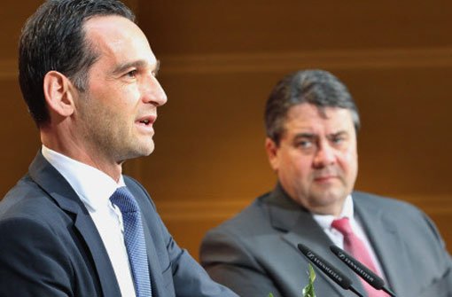 Justizminister Heiko Maas (links) verteidigt in der Edathy-Affäre die SPD-Spitze. Foto: dpa