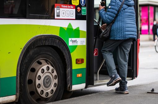 Riskanter Nahverkehr? Eine Frau steigt in einen Tübinger Linienbus. Foto: dpa/Christoph Schmidt