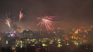 Mit einem Feuerwerk haben die Menschen in Stuttgart das neue Jahr begrüßt. Klicken Sie sich durch unsere Bildergalerie. Foto: Andreas Rosar Fotoagentur-Stuttgart