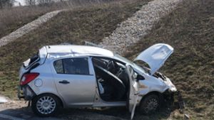 Der Opel nach dem Unfall am Sonntag. Foto: SDMG