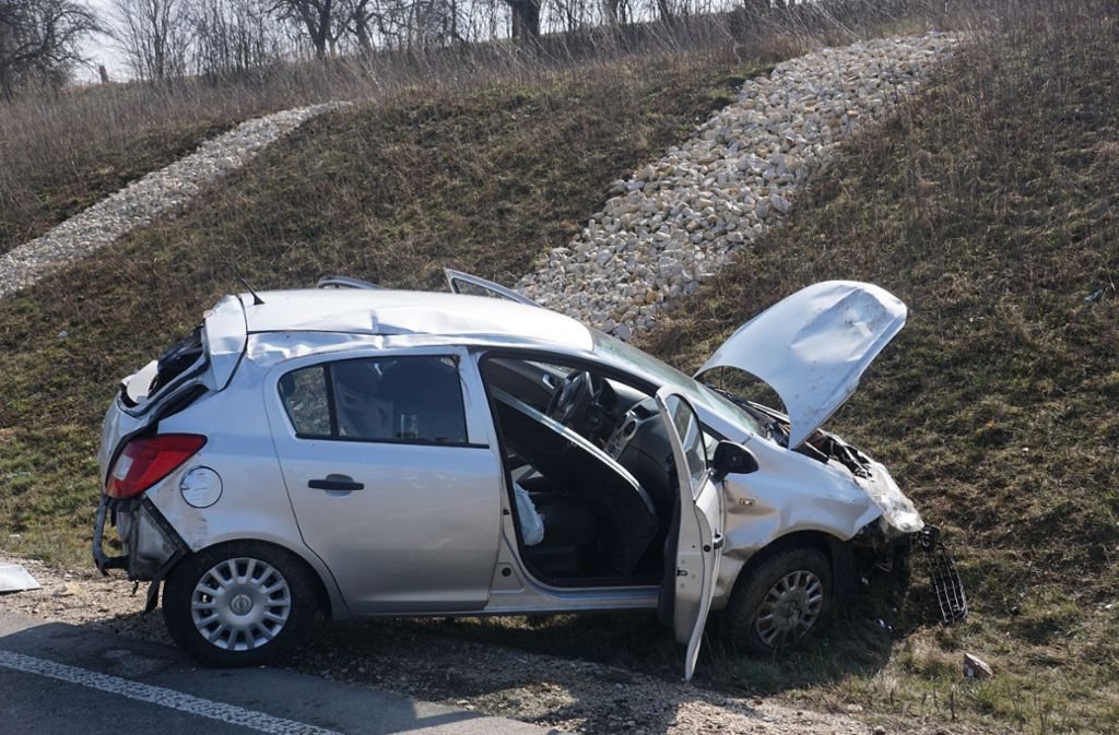 Der Opel nach dem Unfall am Sonntag.