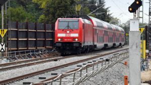 Nach gut sieben Wochen Sperrung ist der Zugverkehr auf der wichtigen Rheintalbahn-Strecke zwischen Rastatt und Baden-Baden wieder angelaufen. Foto: dpa
