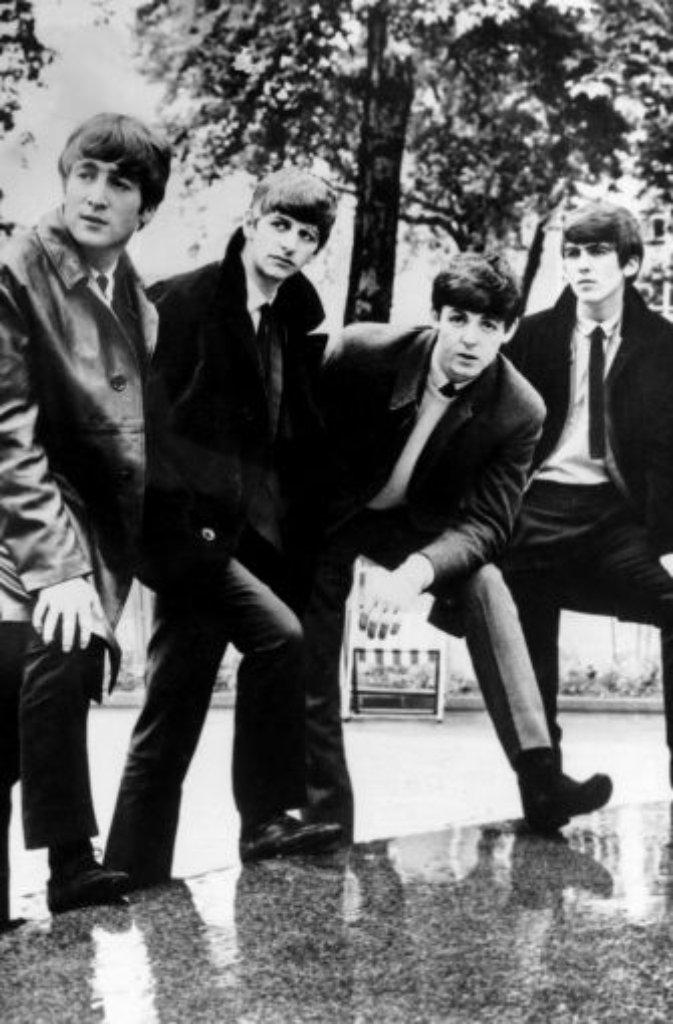 Als 16-Jähriger gründet John Lennon 1956 in seiner Heimatstadt Liverpool die RocknRoll-Coverband The Quarrymen. Die Besetzung wechselt häufig, was nicht zuletzt an den Launen des exzentrischen Frontmanns liegt. Ein Jahr später stößt der 15-jährige Paul McCartney zur Band und macht Lennon den Chefposten streitig. Die beiden raufen sich zusammen - und schaffen unsterbliche Musik.