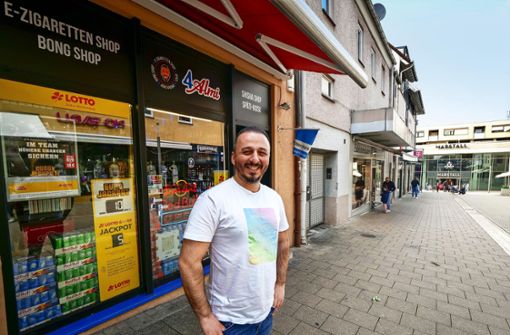 Vor seinem Laden in Ludwigsburg betrieb Taylan „Almi“ Tepeoglu zehn Jahre lang einen Kiosk in Wiesbaden. Bis spät in die Nacht wollte er eigentlich nicht mehr arbeiten. Jetzt sagt er: „Ich würde nie auch nur  eine Minute früher zu machen.“ Foto: Simon Granville