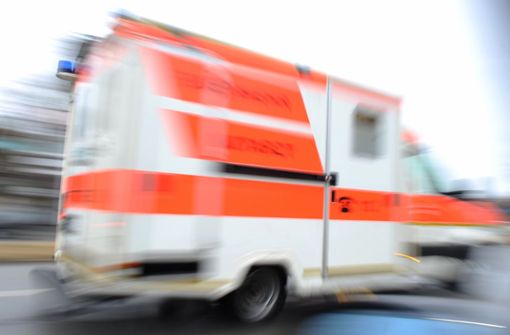 Der Fahrer eines Krankenwagens übersah die Neunjährige offenbar beim Abbiegen (Symbolbild). Foto: dpa/Andreas Gebert