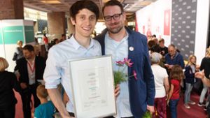 Jan Lachauer (links) und Jakob Schuh mit dem Publikumspreis des Kinderfilmfestes München. Foto: dpa