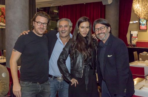 Parov Stelar (links), seine Sängerin Elena Karafizi  bei der After-Show-Party mit den La-Commedia-Wirten Luigi Aracri und Piero Cuna (rechts). Foto:  