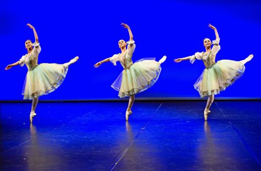 Ballettkunst aus der John-Cranko-Schule: Aoi Sawano, Beatriz Domingues und  Celine Urquhart (von links) in einem Auszug aus  dem Stück „Abdallah“ von Auguste Bournonville Foto: /Roman Novitzky