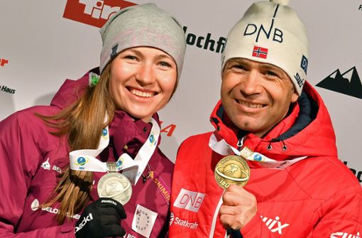 Vor drei Jahren waren beide noch aktiv: Darja Domratschewa und Ole Einar Björndalen präsentieren bei der WM 2017 in Hochfilzen stolz ihre Medaillen. Foto: dpa/Martin Schutt