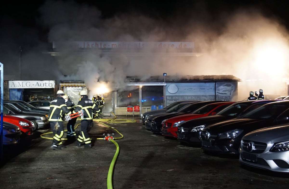 In Sindelfingen ereignete sich ein Brand in einem Autohaus.