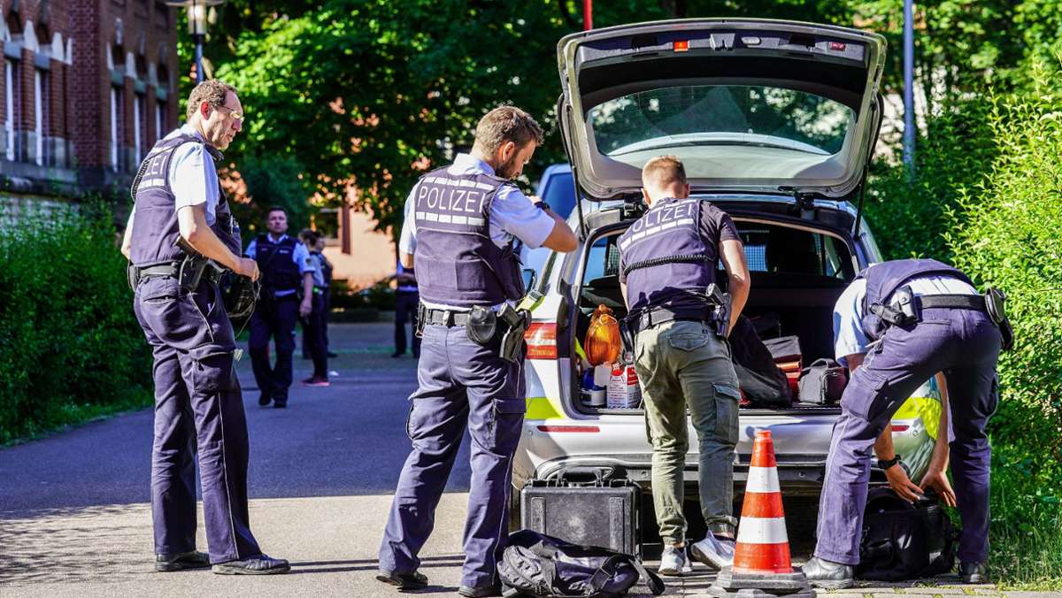 Großeinsatz der Esslinger Polizei: Kind und Frau an Schule mit Messer verletzt – Fahndung nach  Täter