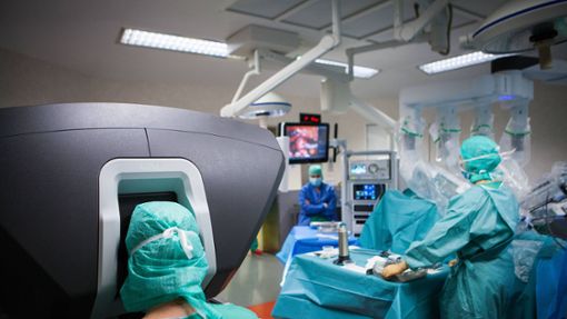 Bei Operationen kommen immer häufiger Roboter zum Einsatz. Sie können die Chirurgen bei schwierigen Eingriffen unterstützen. Foto: imago/Amelie Benoist