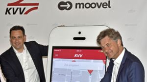 Oberbürgermeister Frank Mentrup (SPD, rechts) und der moovel-Chef Jörg Lamparter präsentieren die neue App. Foto: Stefan Jehle