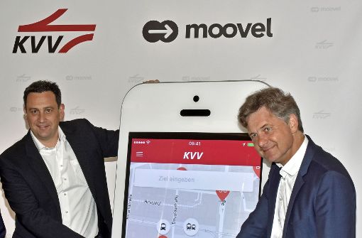 Oberbürgermeister Frank Mentrup (SPD, rechts) und der moovel-Chef Jörg Lamparter präsentieren die neue App. Foto: Stefan Jehle