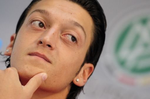 Mesut Özils Gedanken kreisen auch um den EM-Titel 2012. Foto: dpa