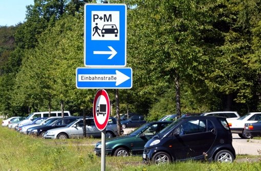 Auf einem Parkplatz bei Freiburg lassen Eltern kurzerhand ihr Kind stehen und fahren zu einem Gottesdienst. Foto: dpa