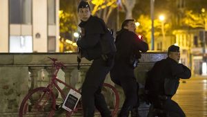 Polizisten im Einsatz bei den Anschlägen in Paris. Foto: EPA