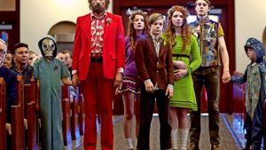 Nicht nur mit ihrer Kleidung fällt die Familie von  Ben (Viggo Mortensen im roten Anzug) in Amerikas Alltag auf. Foto: Universum