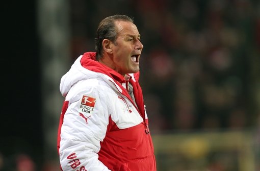 VfB-Trainer Huub Stevens: Ordnung halten – auf und neben dem Platz Foto: Bm