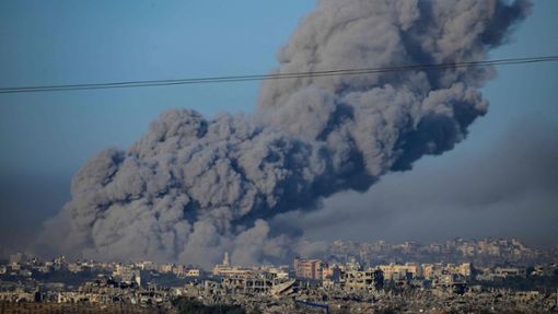 Rauch über dem Gazastreifen, aufgenommen von Isreal aus. Foto: AFP/JOHN MACDOUGALL