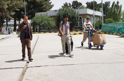 Eine Gruppe von Asylbewerbern kommt am Flughafen in Kabul an, nachdem sie am Vortag aus Deutschland mit einem Sammelflug aus München abgeschoben wurden. Foto: dpa