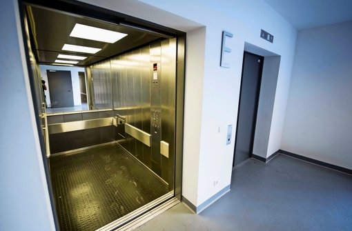 Der Stein des Anstoßes sind die neuen Aufzüge in der Modulklinik, die für den Transport von Intensivpatienten zu eng sind Foto: Lichtgut/Max Kovalenko