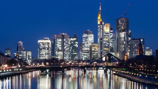 Die Lichter der Bankenskyline von Frankfurt am Main leuchten im letzten Licht des Tages. Foto: Boris Roessler/dpa