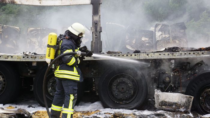 Lastwagen gehen nach Unfall in Flammen auf