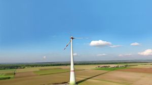 Der  Wind hat sich gedreht: Die 180 Meter hohe Anlage in Ingersheim wird nicht die einzige im Landkreis bleiben. Die Bosch-Windräder sollen 261 Meter hoch werden. Foto: privat