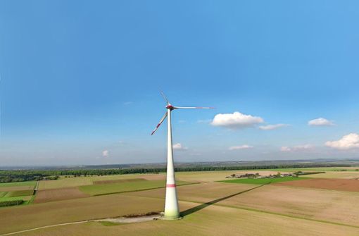 Der  Wind hat sich gedreht: Die 180 Meter hohe Anlage in Ingersheim wird nicht die einzige im Landkreis bleiben. Die Bosch-Windräder sollen 261 Meter hoch werden. Foto: privat