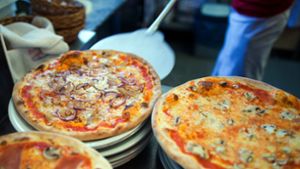 Das hätten viele Twitter-Nutzer nicht gedacht: Eine Pizza mit 45 Zentimetern Durchmesser hat mehr Flächeninhalt als zwei Pizzen mit 30 Zentimetern Durchmesser zusammen. Foto: dpa