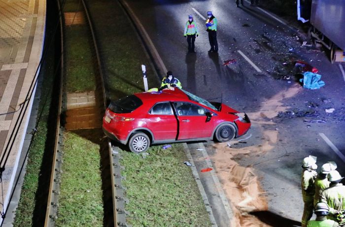 Unfall in Remseck: Auto stößt mit Lkw zusammen - eine Schwerverletzte