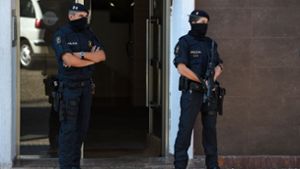 Nach der Attacke auf der Polizeiwache durchsuchte die Polizei die Wohnung des Angreifers. Foto: AFP