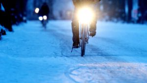 Vor allem am frühen Morgen sollten Radfahrer auf Glätte vorbereitet sein. (Symbolbild) Foto: dpa/Julian Stratenschulte