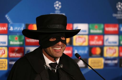 Paulo Fonseca löste sein Versprechen ein und trat als Zorro vor die Presse. Foto: AFP
