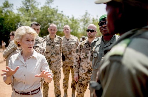 Ursula von der Leyen will Soldaten nicht nur im Ausland einsetzen – wie hier in Mali – sondern auch zuhause in Deutschland. Damit eckt sie bei der Opposition und beim Koalitionspartner an. Foto: dpa