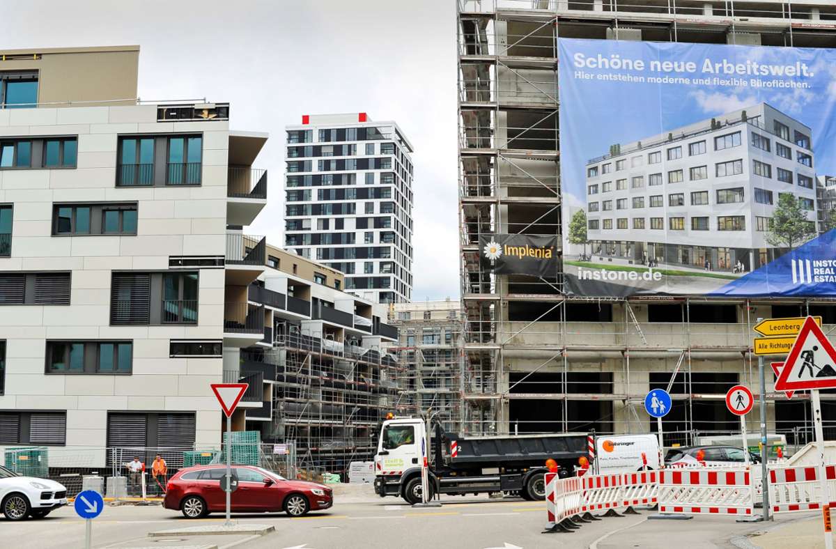 An der Maybachstraße entstehen diverse Neubauten. Links im Bild die Wohnungen des Mayliving-Projekts – der große Riegel rechts kam für manche Käufer unerwartet.