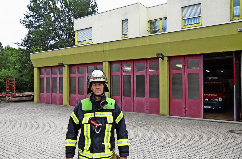 Schön sieht das Feuerwehrhaus nicht aus. Jochen Scheible erwartet dies auch nicht – wohl aber ein funktionales Gebäude. Foto: Julia Bosch