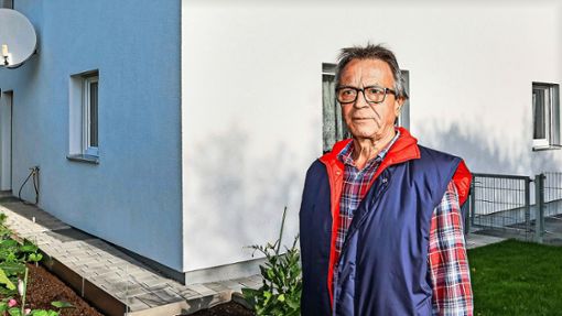 Der Rentner Johann Binder steht vor seinem neuen Haus. Er wünscht sich, wieder zur Ruhe kommen zu können. Foto: Eibner-Pressefoto/Roger Bürke