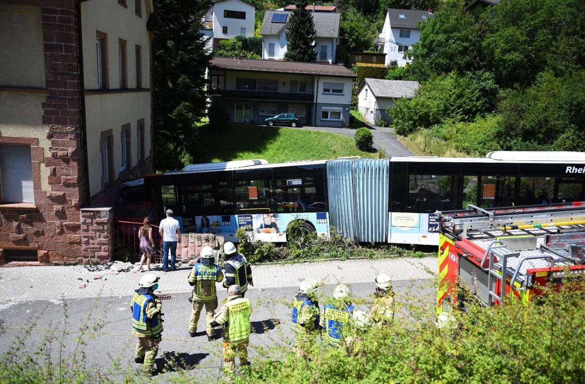 Am Mittwochmittag kommt es in Heidelberg zu einem schweren Unfall mit einem Linienbus. Foto: dpa/René Priebe