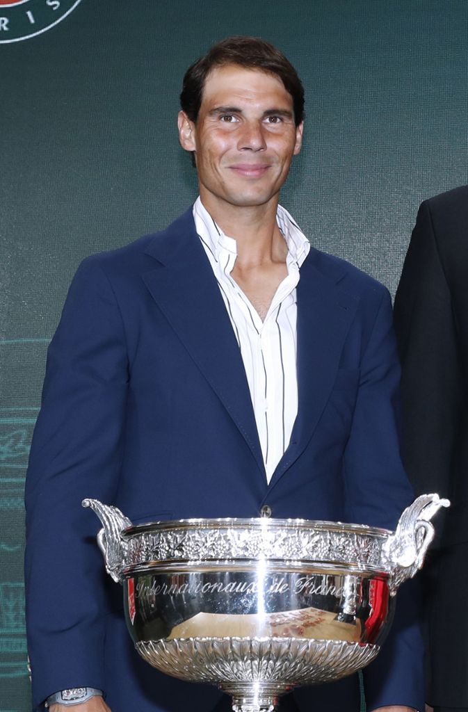 Der größte Sandplatzspieler aller Zeiten. Einer der größten Spieler der Geschichte – einen Spieler wie Rafael Nadal hatte die Tenniswelt noch nicht gesehen und viele sind sich einig: Einen Spieler wie Rafael Nadal wird es so schnell auch nicht mehr geben. Elf Grand-Slam-Siege in Paris, 18 Grand-Slam-Titel insgesamt. Der Spanier ist in Paris eine lebende Legende und schickt sich in diesem Jahr an, zum zwölften Mal in Roland Garros zu triumphieren. Irre...