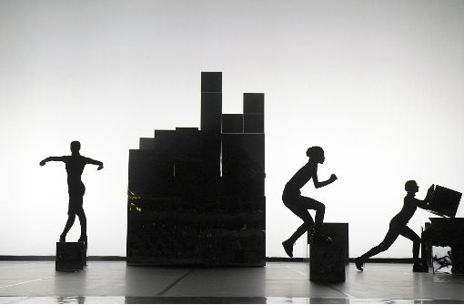 Ein Zug inspiriert den das NRW-Juniorballett: Demis Volpi choreografierte die Eröffnungsszene von „Mord im Orient-Express“ Foto: Bettina Stöß